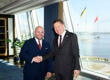 Verstehen sich glänzend: Der außenpolitische Sprecher der AfD-Bundestagsfraktion Markus Frohnmaier trifft den Gazprom-Chef und Putinvertrauten Alexej Miller