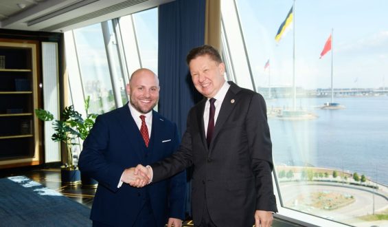 Verstehen sich glänzend: Der außenpolitische Sprecher der AfD-Bundestagsfraktion Markus Frohnmaier trifft den Gazprom-Chef und Putinvertrauten Alexej Miller