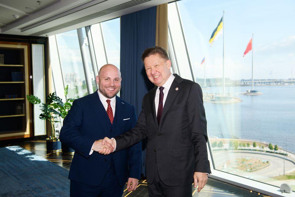 Verstehen sich glänzend: Der außenpolitische Sprecher der AfD-Bundestagsfraktion Markus Frohnmaier trifft den Gazprom-Chef und Putinvertrauten Alexej Miller