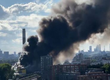 Großbrand in Recyclingzentrum im Süden Londons
