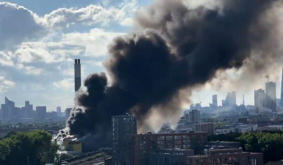 Großbrand in Recyclingzentrum im Süden Londons