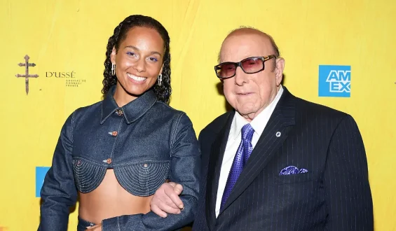 Alicia Keys verabschiedet sich bewegend von Clive Davis