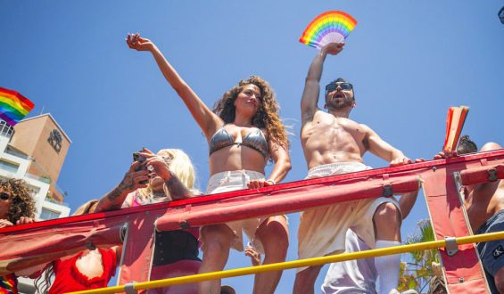 Tausende feiern bei Tel Avivs größter Pride-Parade im Nahen Osten