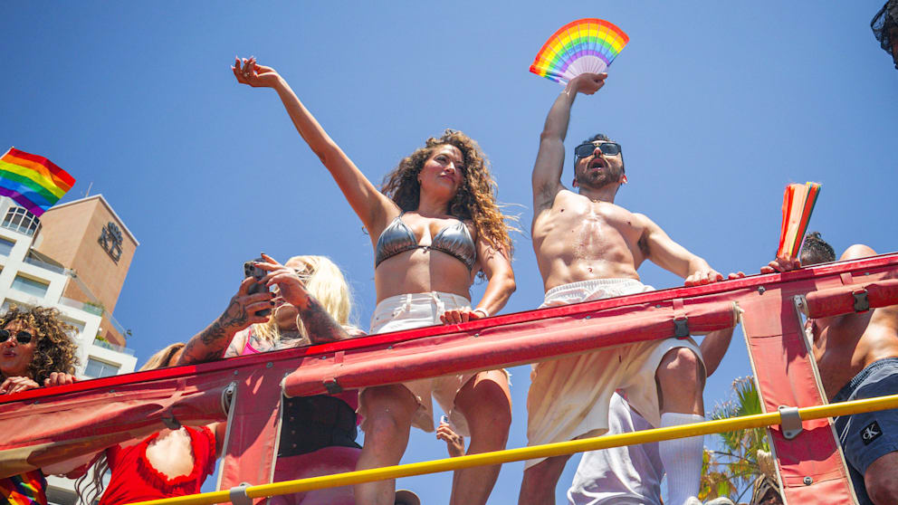 Tausende feiern bei Tel Avivs größter Pride-Parade im Nahen Osten