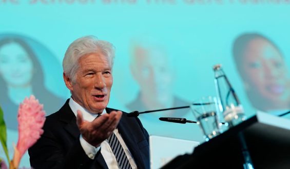 Richard Gere kritisiert Donald Trump in Berlin
