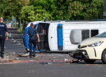 Polizeiwagen verursacht schwere Kollision mit Taxi in Berlin