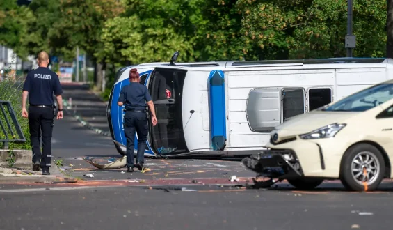 Polizeiwagen verursacht schwere Kollision mit Taxi in Berlin