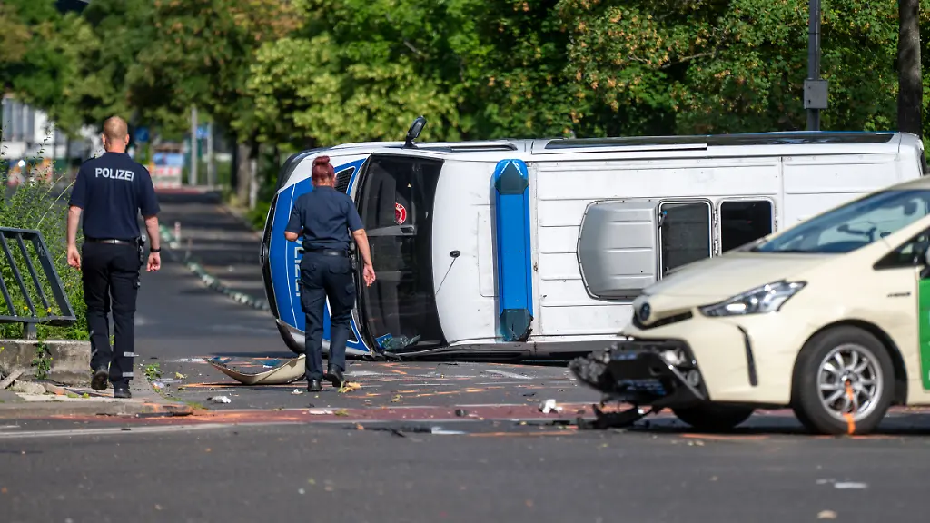 Polizeiwagen verursacht schwere Kollision mit Taxi in Berlin
