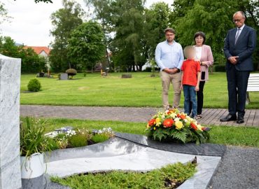 Friedrich Merz besucht Grab von Walter Lübcke und erinnert an Mordtat