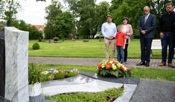Friedrich Merz besucht Grab von Walter Lübcke und erinnert an Mordtat
