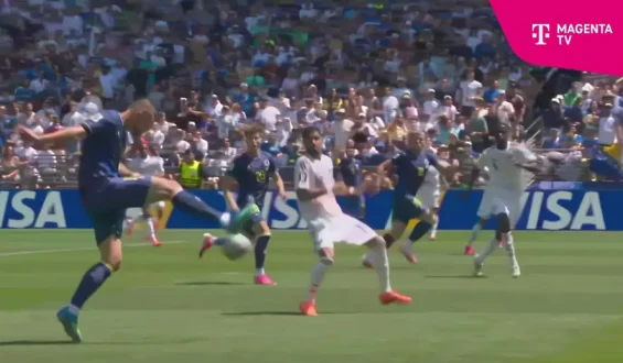Dzeko besiegelt mit einer Flanke ein entscheidendes Eigentor