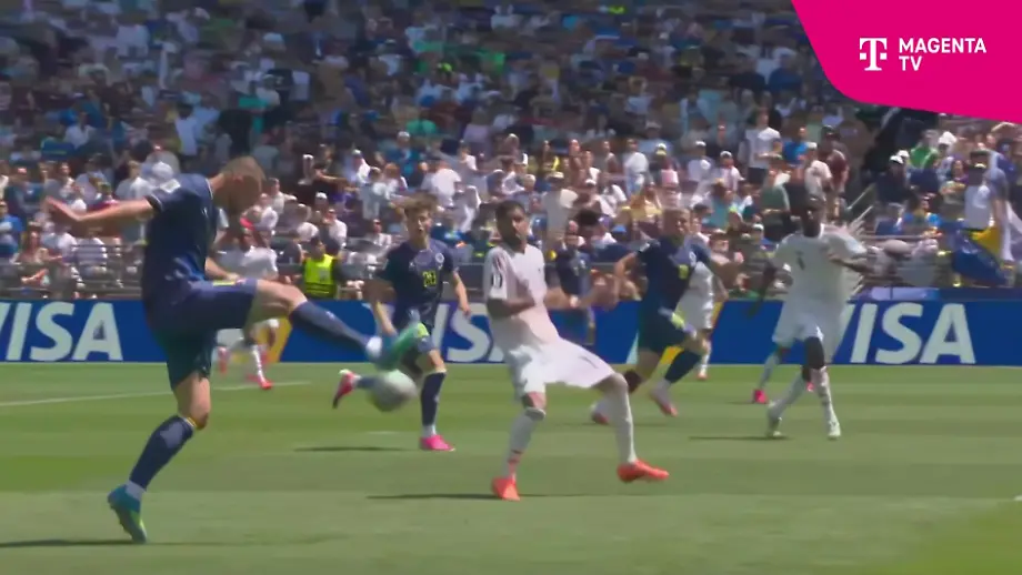 Dzeko besiegelt mit einer Flanke ein entscheidendes Eigentor