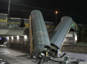 Unfall in München: Güterzüge stoßen zusammen, Waggons fallen von Brücke