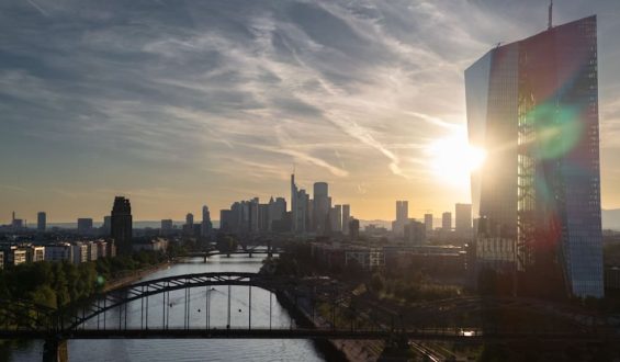 Wirtschaft in der Euro-Zone schrumpft unerwartet im ersten Quartal