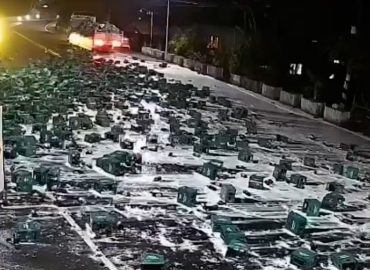 Lastwagenunfall auf den Philippinen führt zum Verlust von Tausenden Bierflaschen