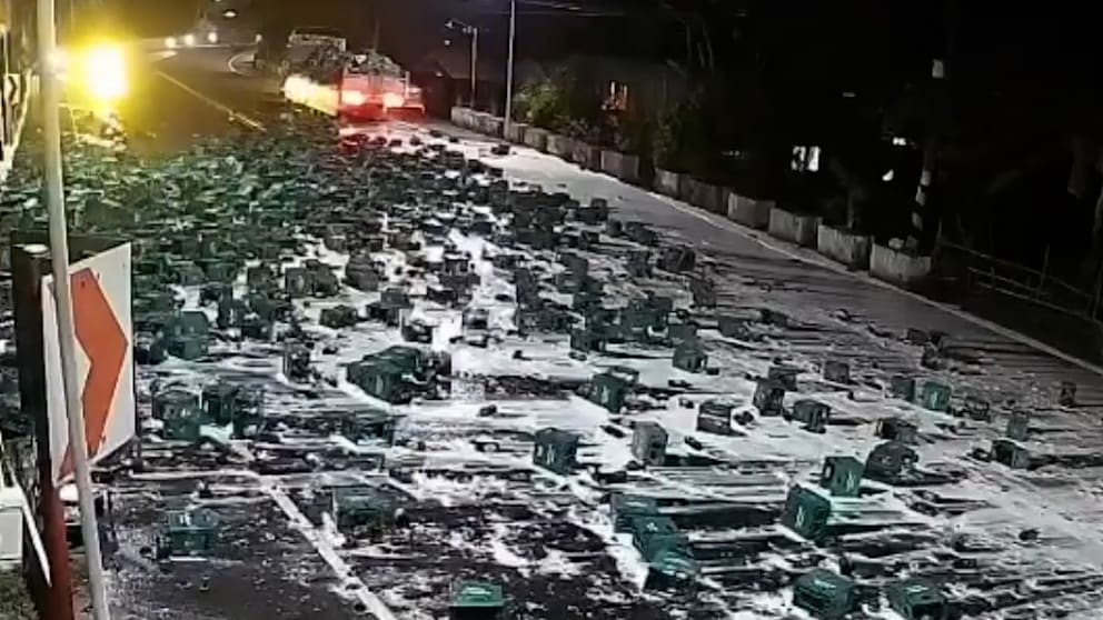 Lastwagenunfall auf den Philippinen führt zum Verlust von Tausenden Bierflaschen