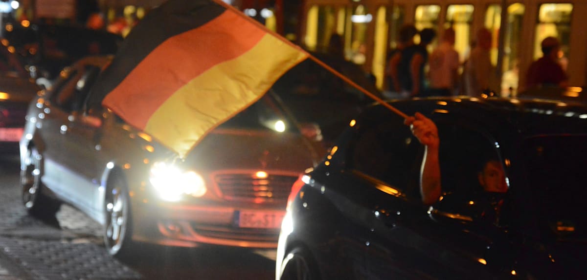 WM-Party eskaliert in Bielefeld: Straßenschlacht und Polizeieinsatz