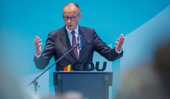 Merz fordert sozialpolitische Reformen und betont die Rolle der politischen Mitte