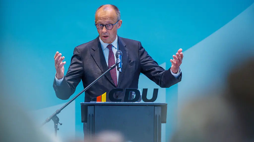 Merz fordert sozialpolitische Reformen und betont die Rolle der politischen Mitte