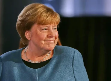 Merkel verteidigt Regierung von Merz gegen Kritik