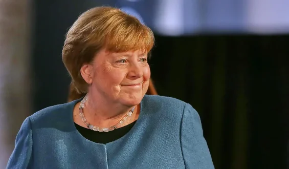 Merkel verteidigt Regierung von Merz gegen Kritik