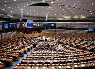 Durchsuchungen wegen Verdacht auf EU-Geldveruntreuung bei Rechtsparteien