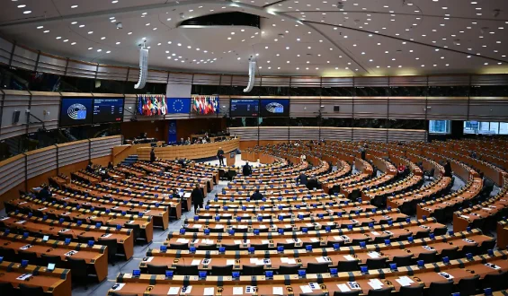 Durchsuchungen wegen Verdacht auf EU-Geldveruntreuung bei Rechtsparteien