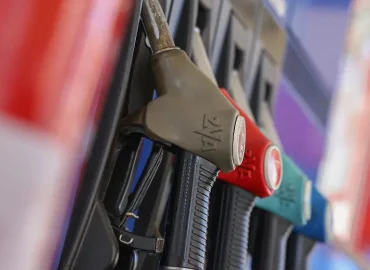Spritpreise unter Druck: Die 12-Uhr-Regel auf dem Prüfstand
