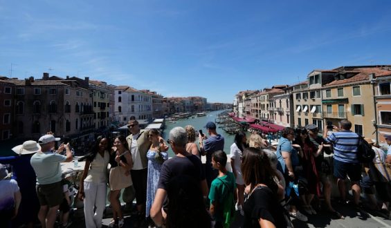 Illegale Gepäckträger in Venedig: Warnung der Polizei