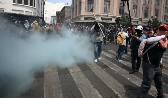 Auseinandersetzungen bei Lehrerdemonstrationen in Mexiko