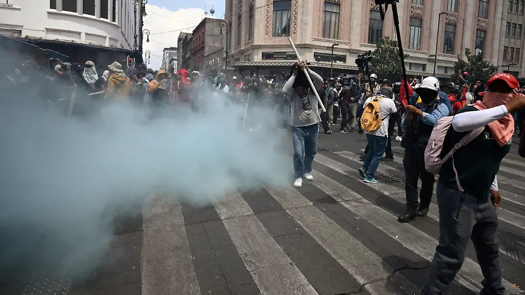 Auseinandersetzungen bei Lehrerdemonstrationen in Mexiko