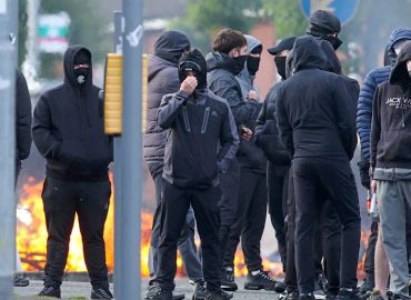 Großbritannien geschockt: Mob attackiert gezielt Ausländer