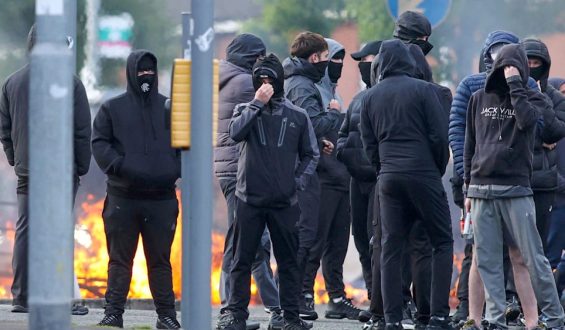 Großbritannien geschockt: Mob attackiert gezielt Ausländer