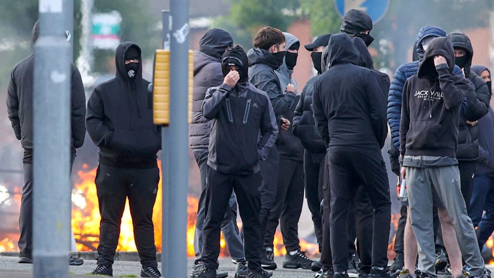 Großbritannien geschockt: Mob attackiert gezielt Ausländer