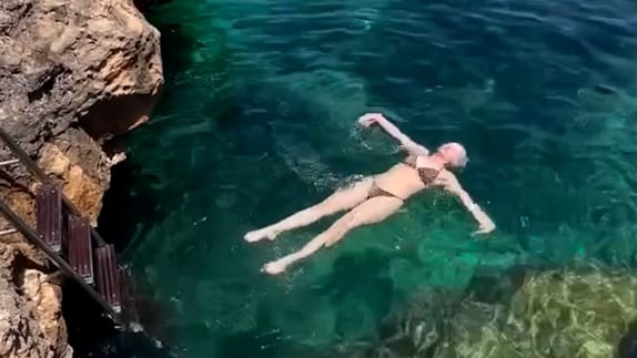 Daniela Katzenberger sucht Abkühlung im Wasser bei Hitze