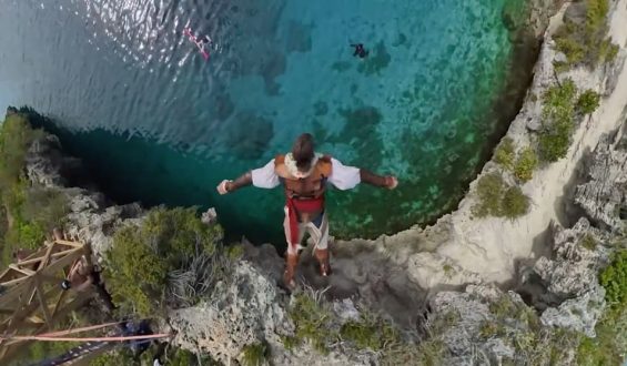 Stuntman erreicht neuen Weltrekord mit Sprung aus „Assassin’s Creed“