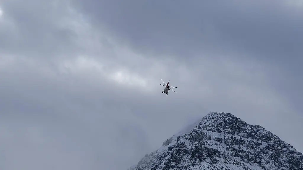Bergsteiger überlebt 150-Meter-Absturz und eisige Nacht