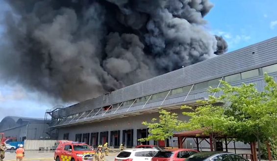 Dichter Rauch über Barcelona: Honda-Fabrik in Flammen