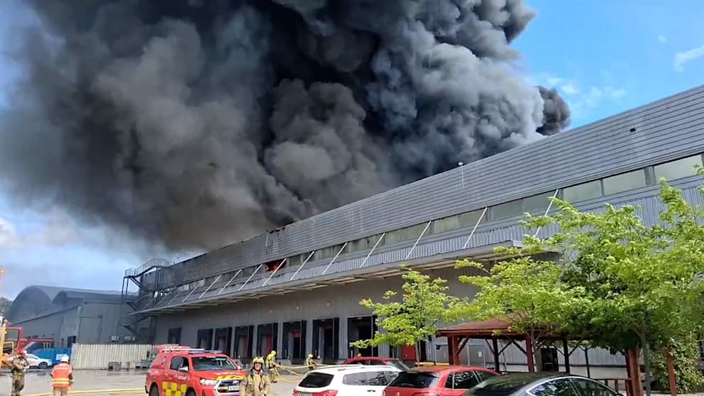 Dichter Rauch über Barcelona: Honda-Fabrik in Flammen