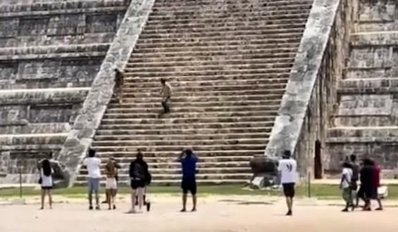 Touristen ignorieren Verbote und klettern auf die Kukulkán-Pyramide