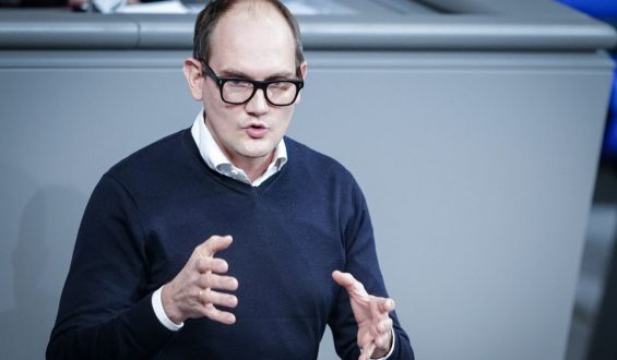 Kritik und Unzufriedenheit bei Pflegereform: Gesundheitsministerin Warken unter Druck
