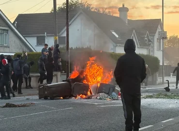 Wasserwerfer gegen Randalierer in Belfast