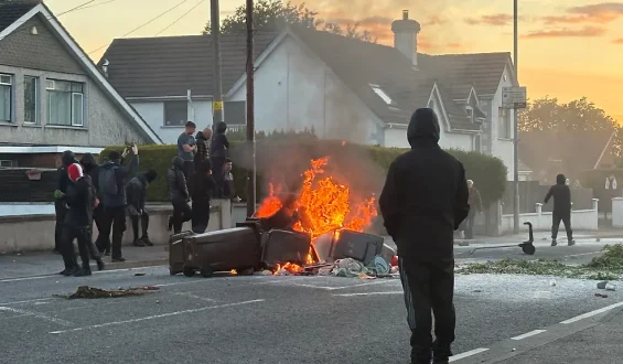 Wasserwerfer gegen Randalierer in Belfast