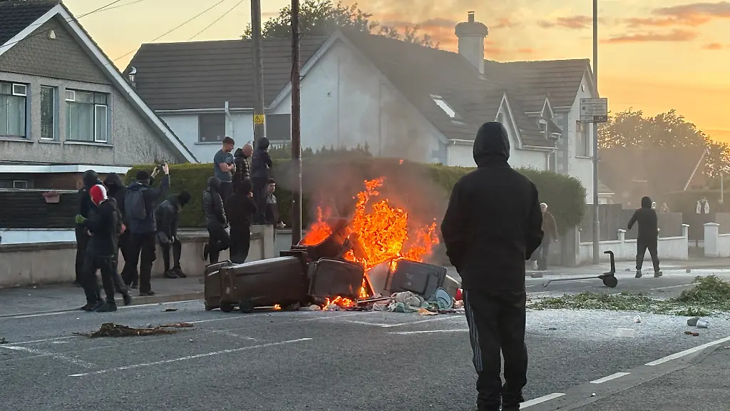Wasserwerfer gegen Randalierer in Belfast