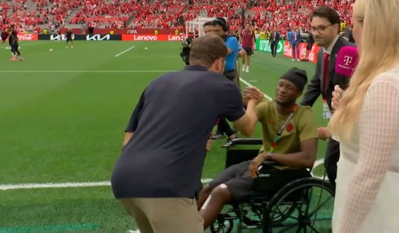 Thomas Müllers herzlicher Moment mit Ismaël Koné
