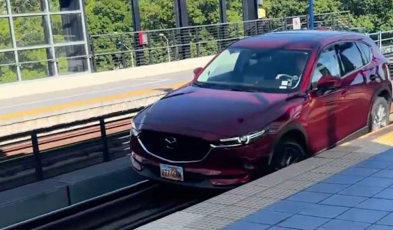 Autofahrerin in den USA gerät durch Navigationsfehler auf Bahngleise