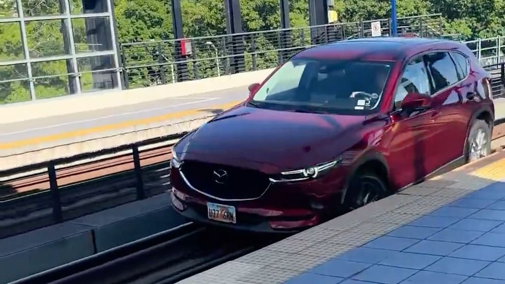 Autofahrerin in den USA gerät durch Navigationsfehler auf Bahngleise