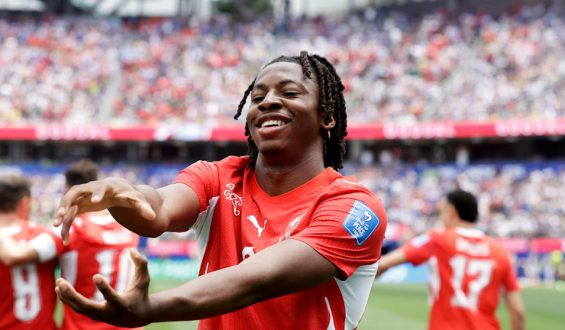Schweiz setzt auf Freiburg-Star Johan Manzambi