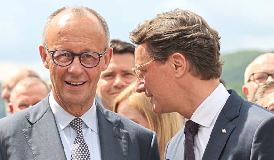 Spekulationen über Kanzlerwechsel: Signal von Wüst bei Merz-Besuch