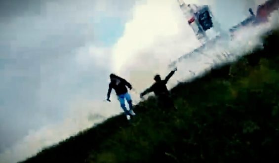 Frachter-Stapellauf am Winschoterdiep-Kanal überrascht Schüler mit heftiger Welle